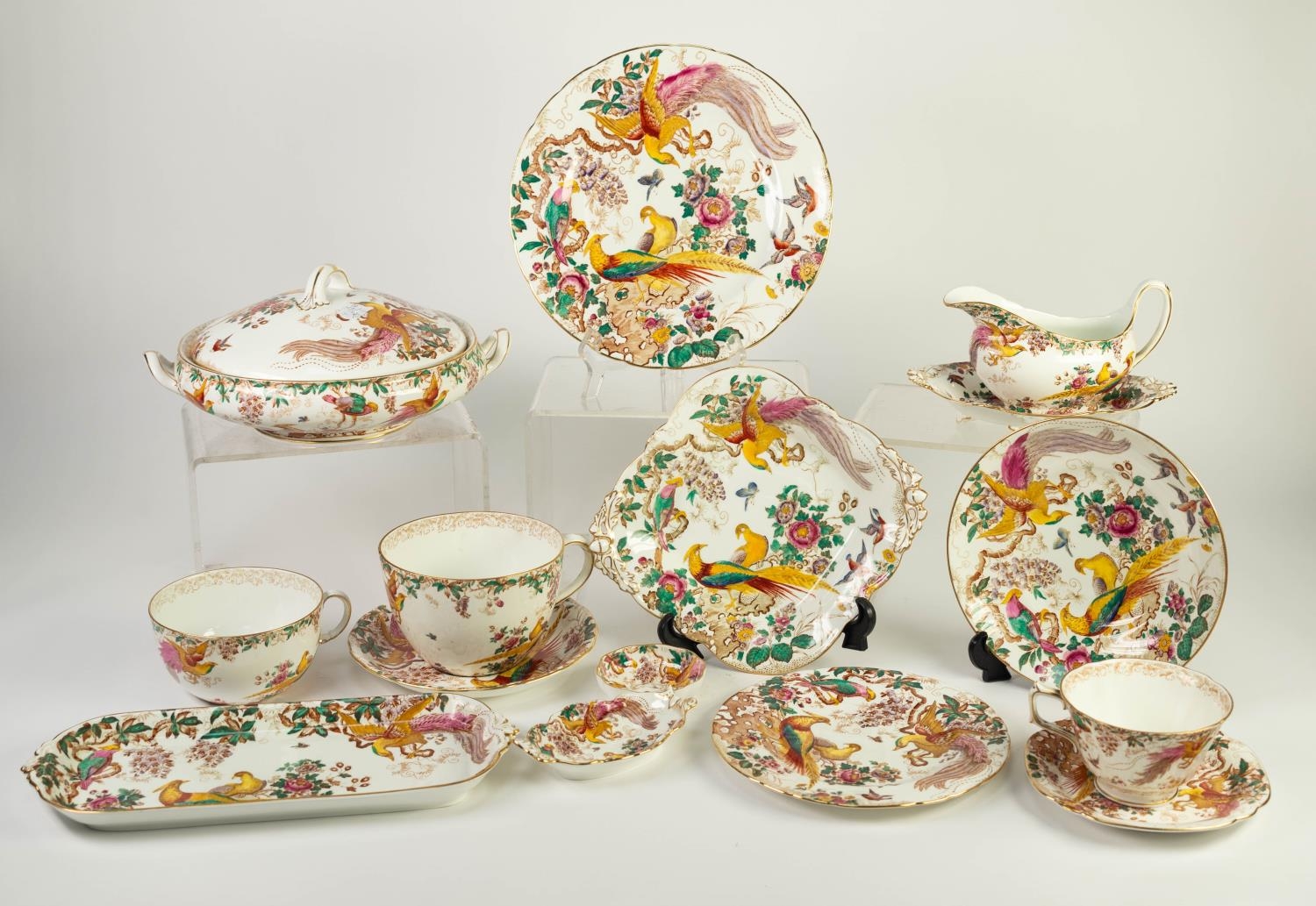 THIRTY ONE PIECES OF ROYAL CROWN DERBY ?OLD AVESBURY? PATTERN CHINA TEA AND DINNER WARES,
