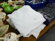 15 WHITE LINEN TABLE CLOTHS, 7 ROUND, 8 OBLONG, VARIOUS SIZES