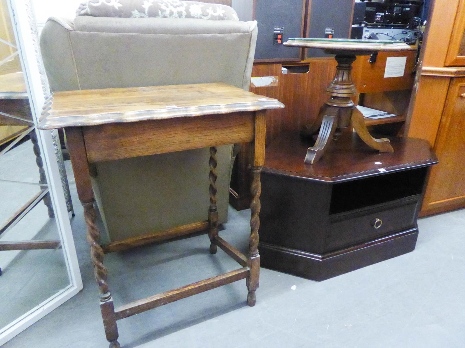 AN OBLONG MAHOGANY OCCASIONAL TABLE, WITH DROP-LEAF SIDES AND UNDER TIER, RAISED ON TURNED
