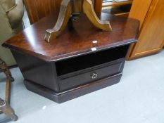 A WINGED LOUNGE CHAIR, COVERED IN MAUVE FLORAL CUT VELVET AND A TELEVISION STAND (2)