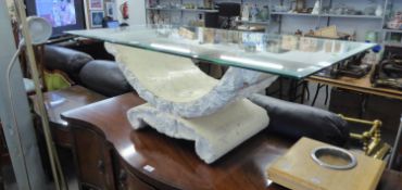 A MODERN WHITE AGGREGATED STONE CURVED COFFEE TABLE BASE SUPPORTING A PLATE GLASS TOP