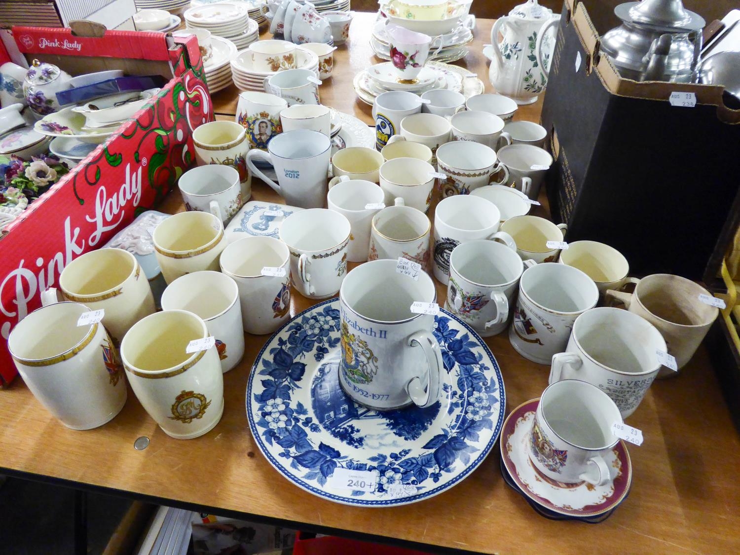 GOOD SELECTION OF ROYAL COMMEMORATIVE POTTERY AND CHINA, EARLIER PIECES INCLUDE 1902 CORONATION