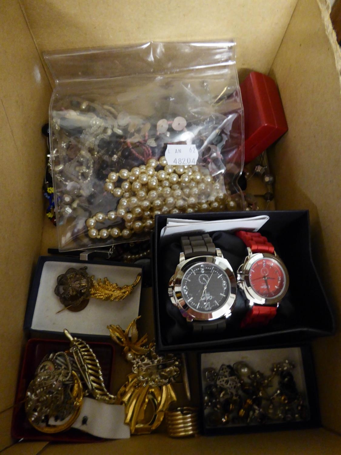 A SELECTION OF COSTUME JEWELLERY TO INCLUDE; WATCHES, BROOCHES, BEAD NECKLACES ETC....