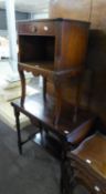 A GOOD QUALITY TRIPOD OCCASIONAL TABLE WITH SHAPED TOP AND LOOSE GLASS AND AN OAK OCCASIONAL TABLE