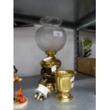 A BRASS OIL LAMP PATTERN ELECTRIC TABLE LAMP AND A BRASS PESTLE AND MORTAR