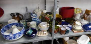 MISCELLAENOUS DOMESTIC CERAMICS AND GLASSWARES TO INCLUDE; COFFEE CUPS AND SAUCERS, TEA CUPS AND