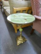 A GILT BRASS PEDESTAL TABLE LAMP WITH SIMULATED GREEN ONYX CIRCULAR TOP