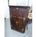 18th CENTURY OAK HANGING CORNER CUPBOARD, ENCLOSED BY A PAIR OF ARCH TOPPED FRAMED PANEL DOORS, WITH