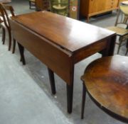 A GOOD QUALITY MAHOGANY DROP LEAF DINING TABLE, RAISED ON STRAIGHT TAPERING SUPPORTS