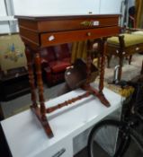 A REPRODUCTION MAHOGANY SEWING TABLE WITH LIFT UP LID AND DRAWER BELOW