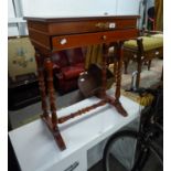 A REPRODUCTION MAHOGANY SEWING TABLE WITH LIFT UP LID AND DRAWER BELOW