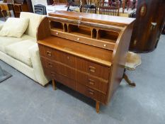 A MID CENTURY TEAK CYLINDER TOP BUREAU/WRITING DESK, THE INTERIOR HAVING THREE SMALL DRAWERS  AND