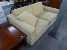 A GOOD QUALITY TWO SEATER SOFA, COVERED IN BEIGE FABRIC WITH LOOSE CUSHIONS