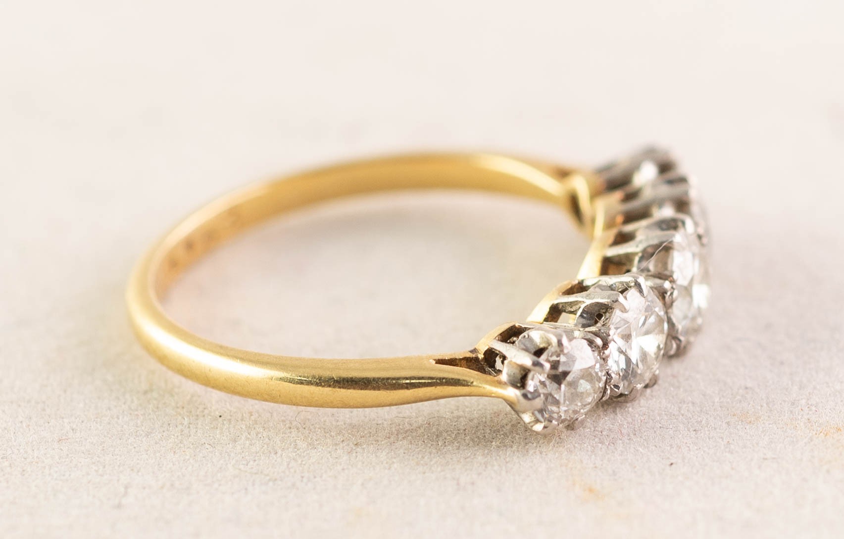 18ct GOLD AND PLATINUM RING CLAW SET WITH FIVE OLD CUT DIAMONDS graduating from the centre, the - Image 2 of 3