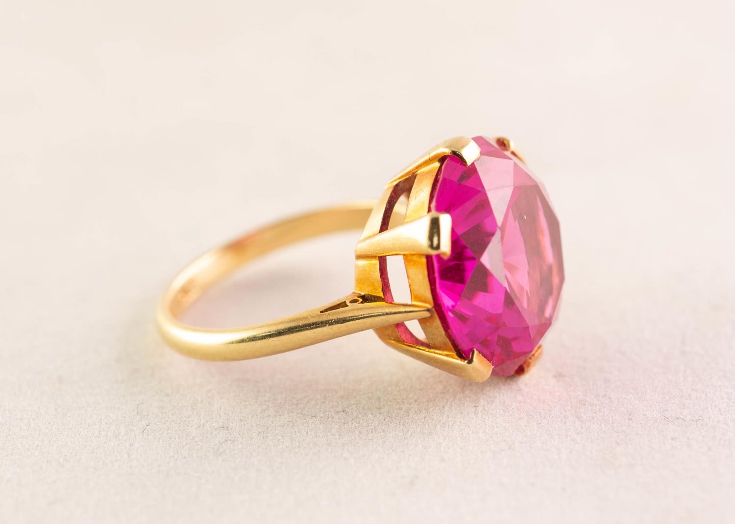 18ct GOLD DRESS RING SET WITH AN ATTRACTING AND LIVELY LARGE CIRCULAR PINK ZIRCON, 15mm diameter, - Image 2 of 4