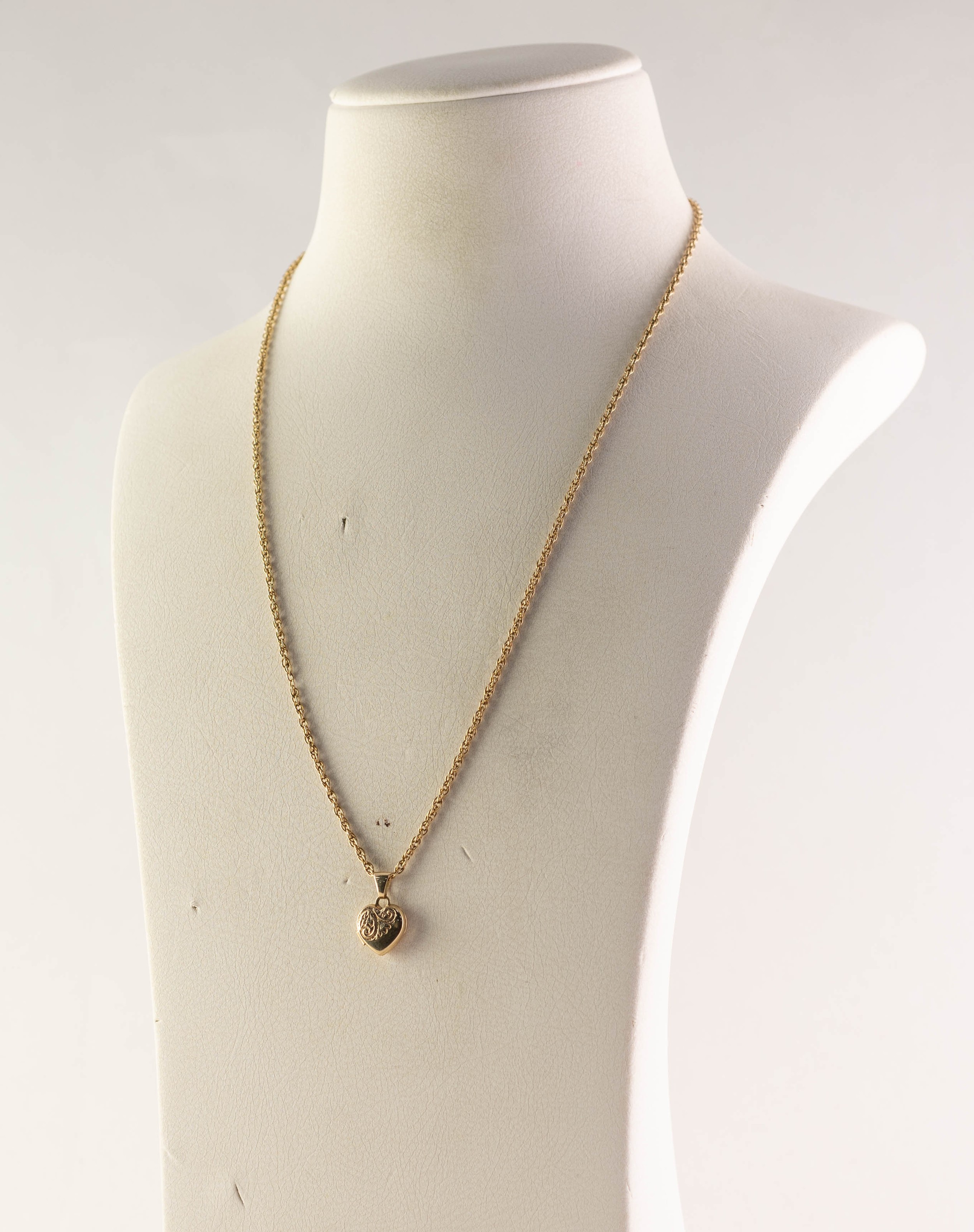 9ct GOLD FINE CHAIN NECKLACE, 17 1/2in (44.4cm) long, with tiny, heart shaped LOCKET PENDANT,