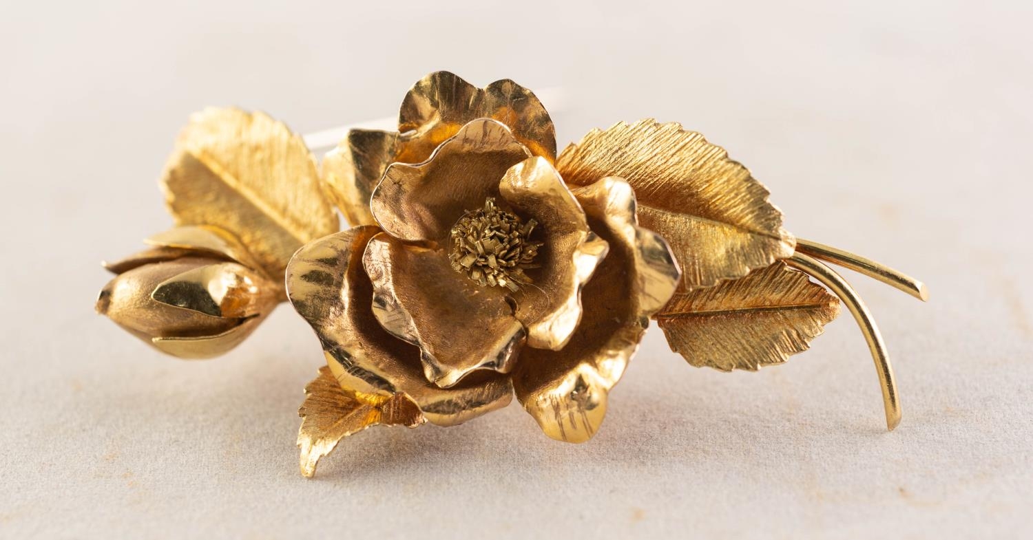 18ct GOLD FLORAL AND FOLIATE SPRAY BROOCH, 2 1/4in (5.5cm) long, 11 gms