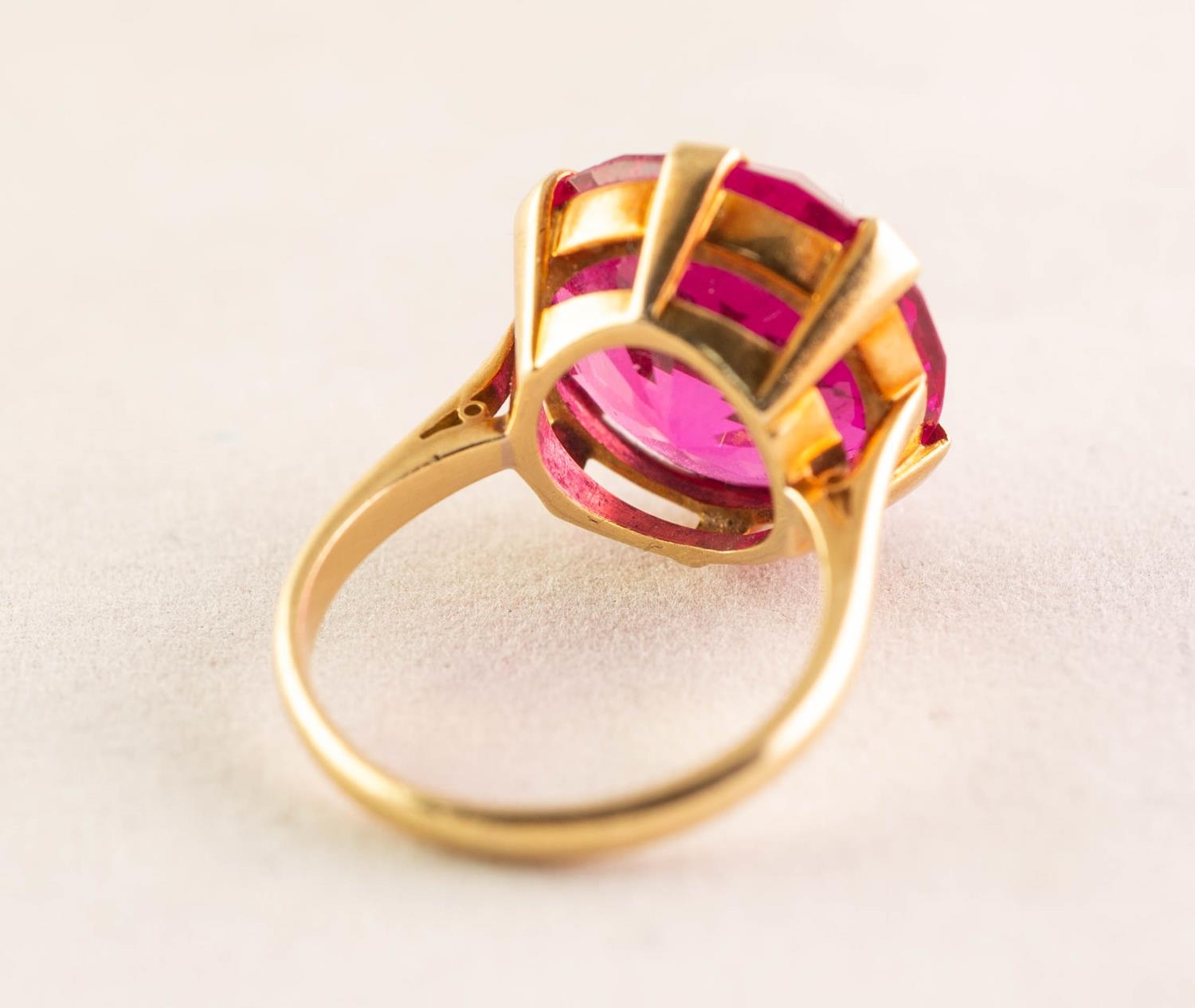18ct GOLD DRESS RING SET WITH AN ATTRACTING AND LIVELY LARGE CIRCULAR PINK ZIRCON, 15mm diameter, - Image 4 of 4