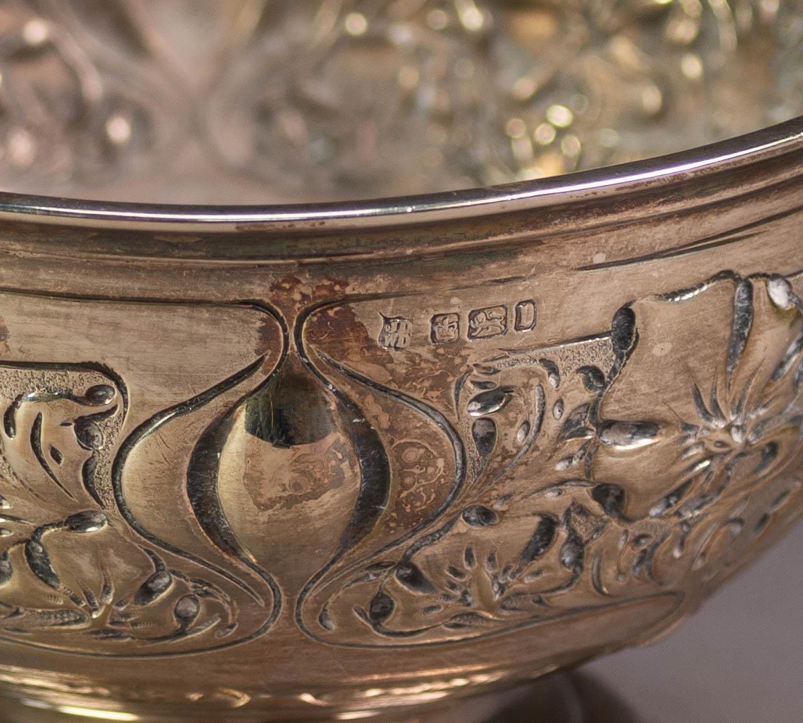 EDWARD VII ART NOUVEAU SILVER PEDESTAL ROSE BOWL, repousse with foliate scroll panels and vacant - Image 3 of 3