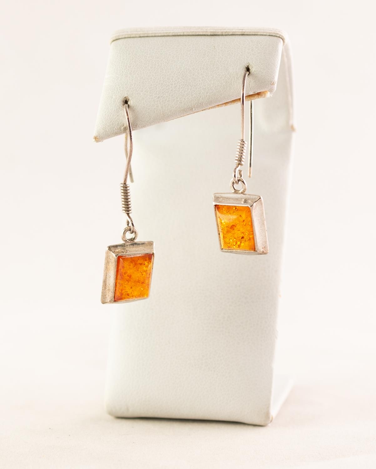 PAIR OF WHITE METAL TRANSLUCENT AMBER SET EARRINGS (2)