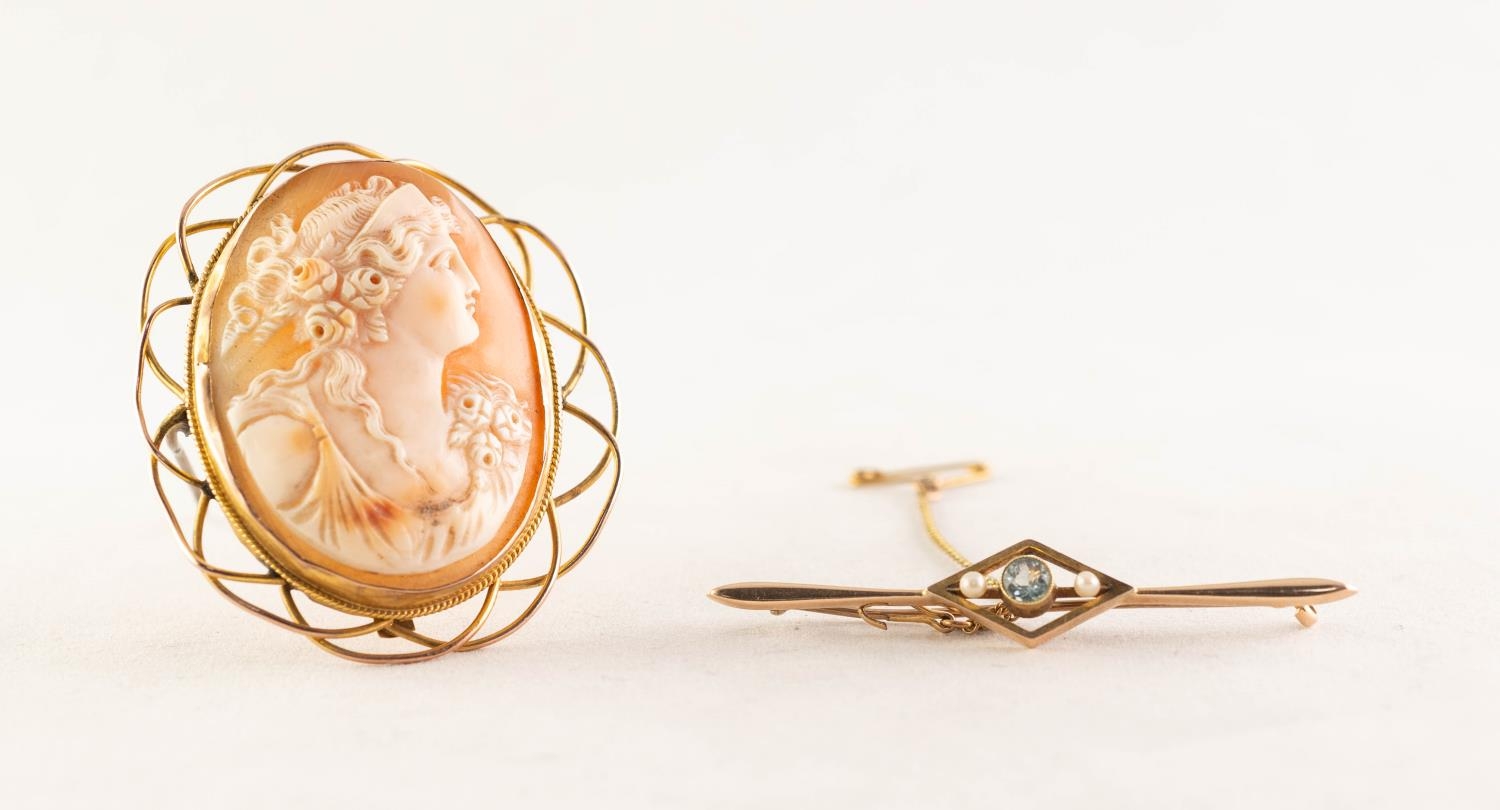 EDWARDIAN 15ct GOLD BAR BROOCH set with a centre pale aquamarine between two seed pearls, 2.9 gms