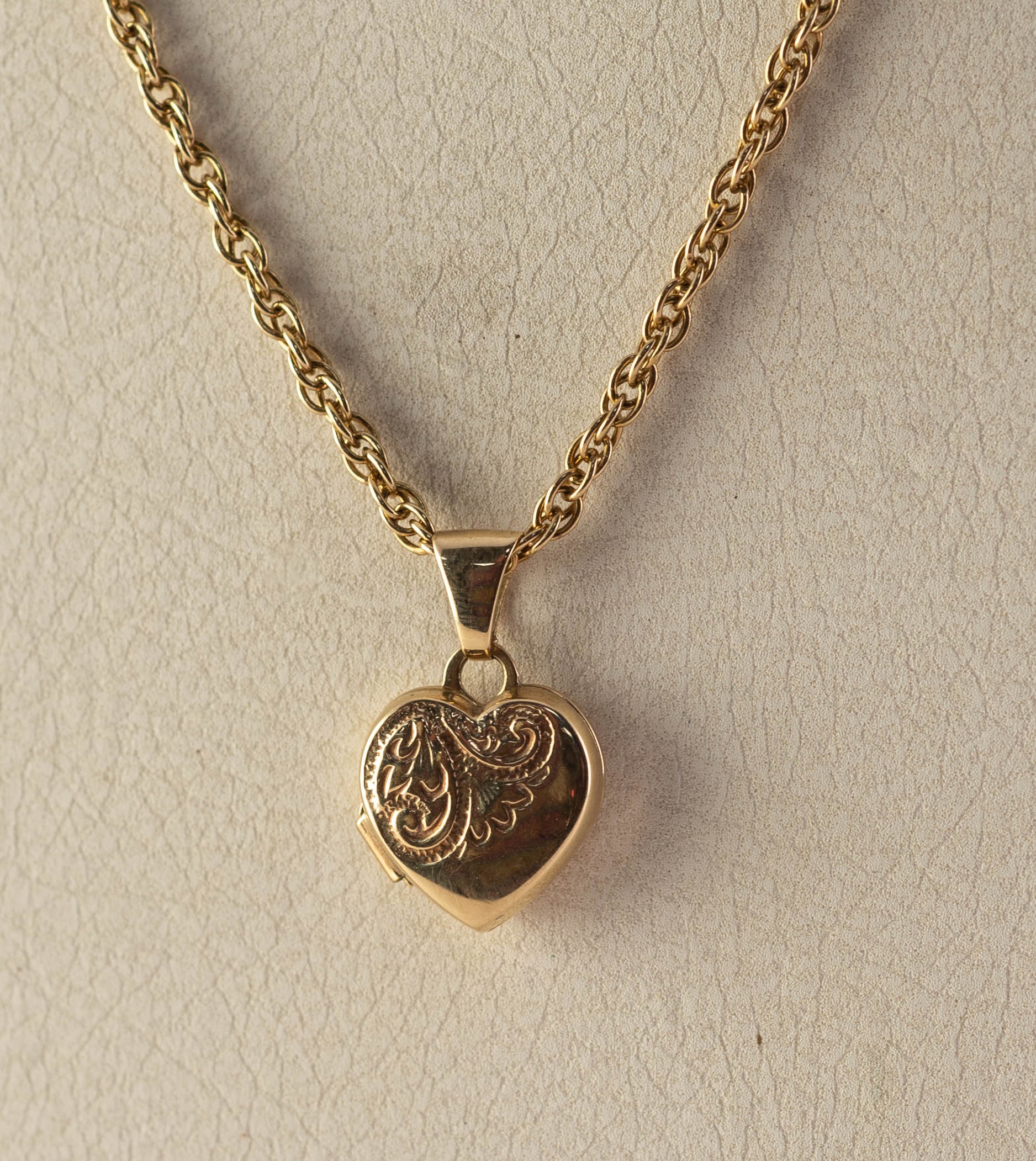 9ct GOLD FINE CHAIN NECKLACE, 17 1/2in (44.4cm) long, with tiny, heart shaped LOCKET PENDANT, - Image 2 of 2
