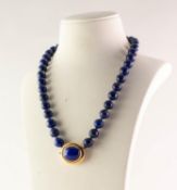 SINGLE STRAND NECKLACE OF UNIFORM LAPIS LAZULI ROUND BEADS, with large 18ct GOLD CIRCULAR CLASP