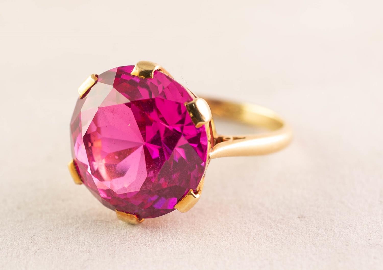 18ct GOLD DRESS RING SET WITH AN ATTRACTING AND LIVELY LARGE CIRCULAR PINK ZIRCON, 15mm diameter,