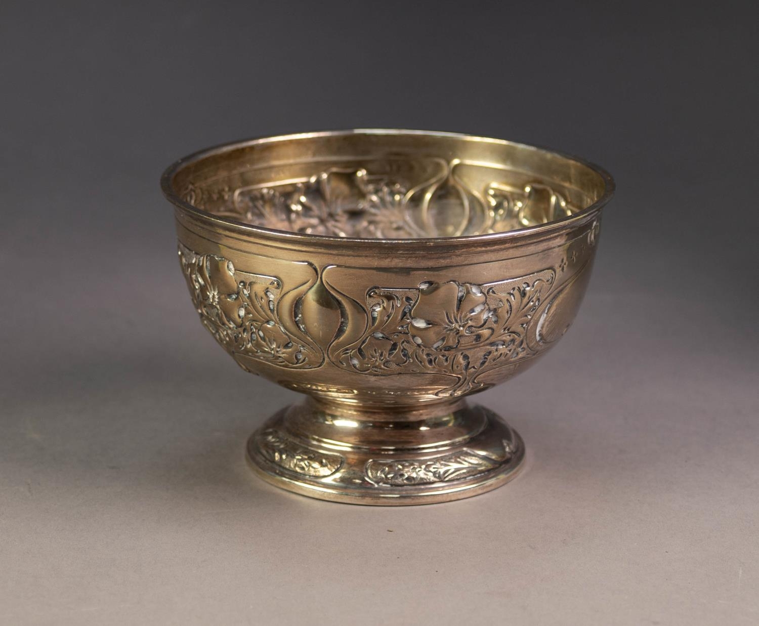 EDWARD VII ART NOUVEAU SILVER PEDESTAL ROSE BOWL, repousse with foliate scroll panels and vacant - Image 2 of 3