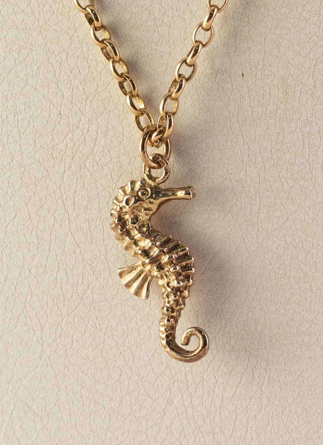 9ct GOLD FINE CHAIN NECKLACE, 20in (51cm) long, 6 gms and the SILVER GILT SEAHORSE PENDANT, in case - Image 2 of 3