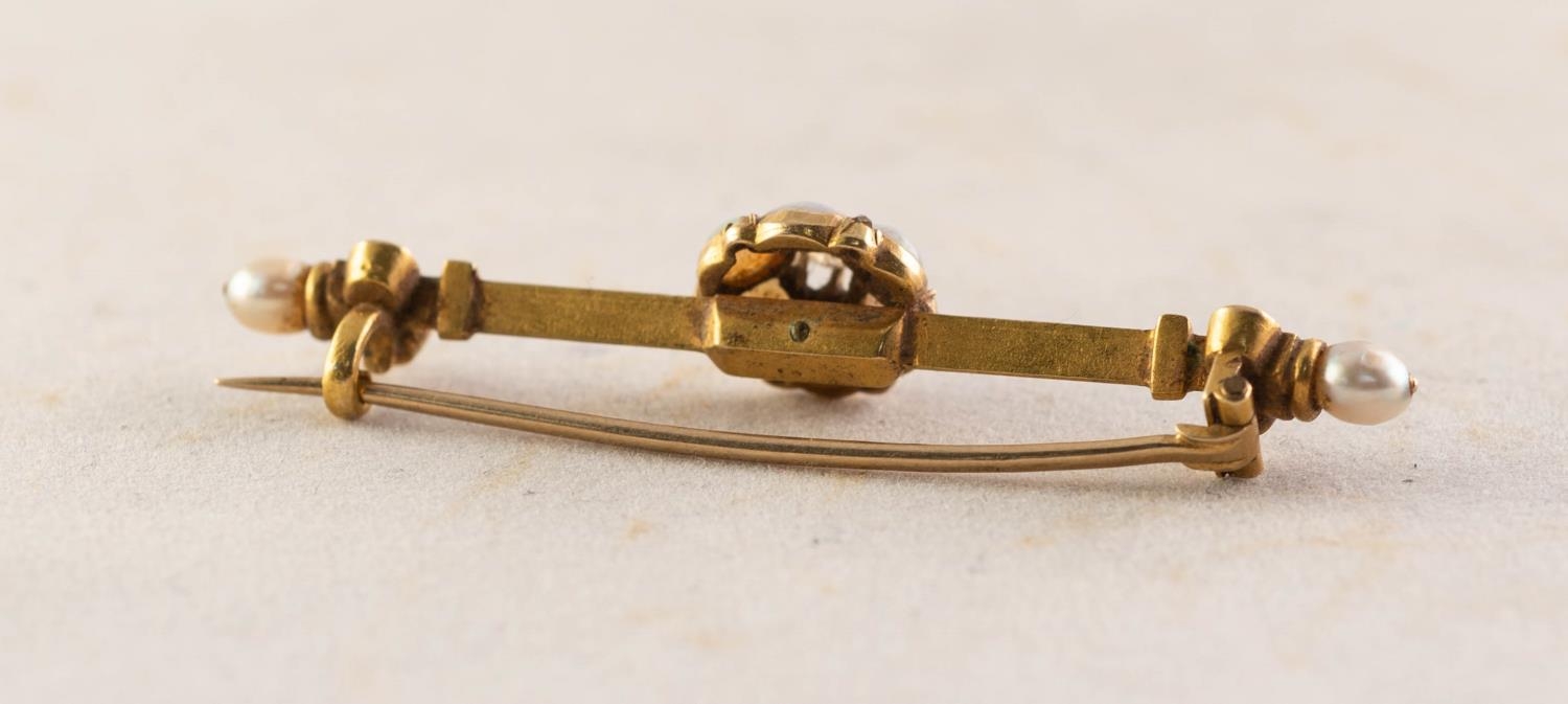 19th CENTURY BLACK AND WHITE ENAMELLED GOLD COLOURED METAL BAR BROOCH with centre daisy cluster of a - Image 2 of 2