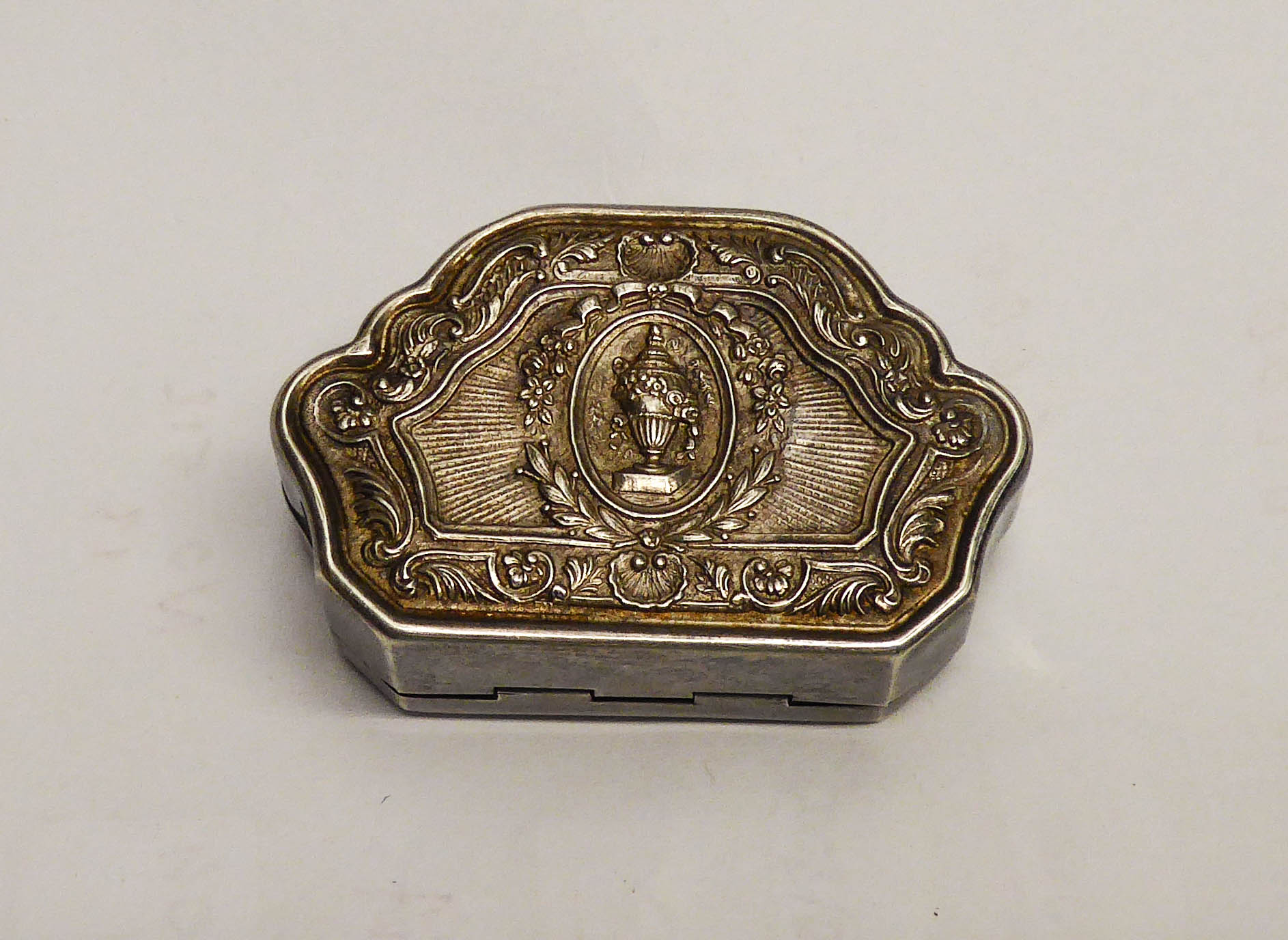 CONTINENTAL SILVER COLOURED METAL SNUFF BOX, cartouche shaped, the hinged lid cast with a l - Image 2 of 3