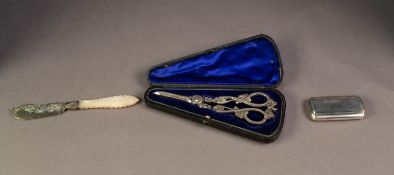 EARLY 20th CENTURY SILVER PLAIN OBLONG SNUFF BOX, Chester 1919; Victorian mother of pearl handled