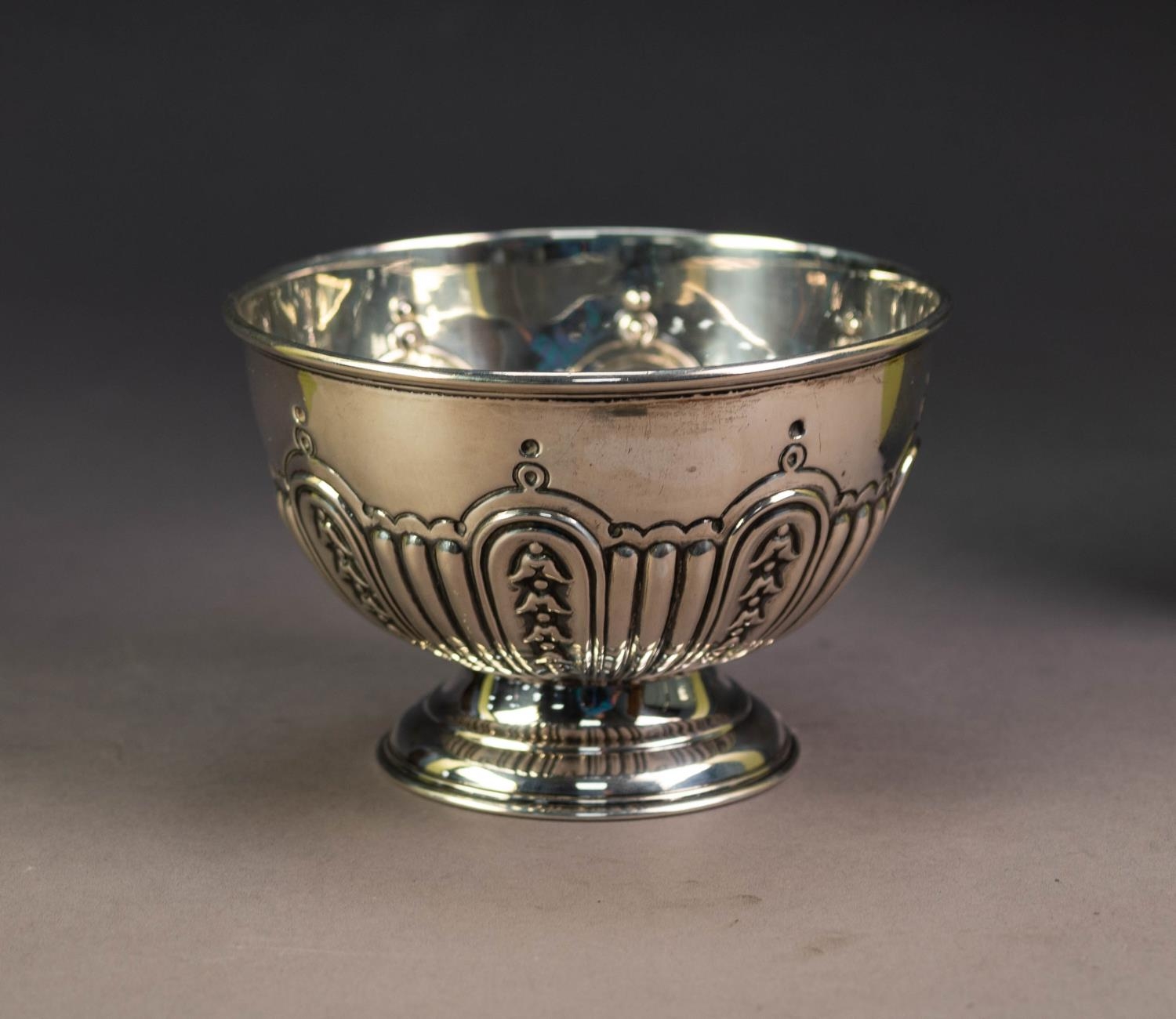 AN EDWARDIAN SILVER SMALL ROSE BOWL, with semi lobing alternating with anthemion festoon panels,