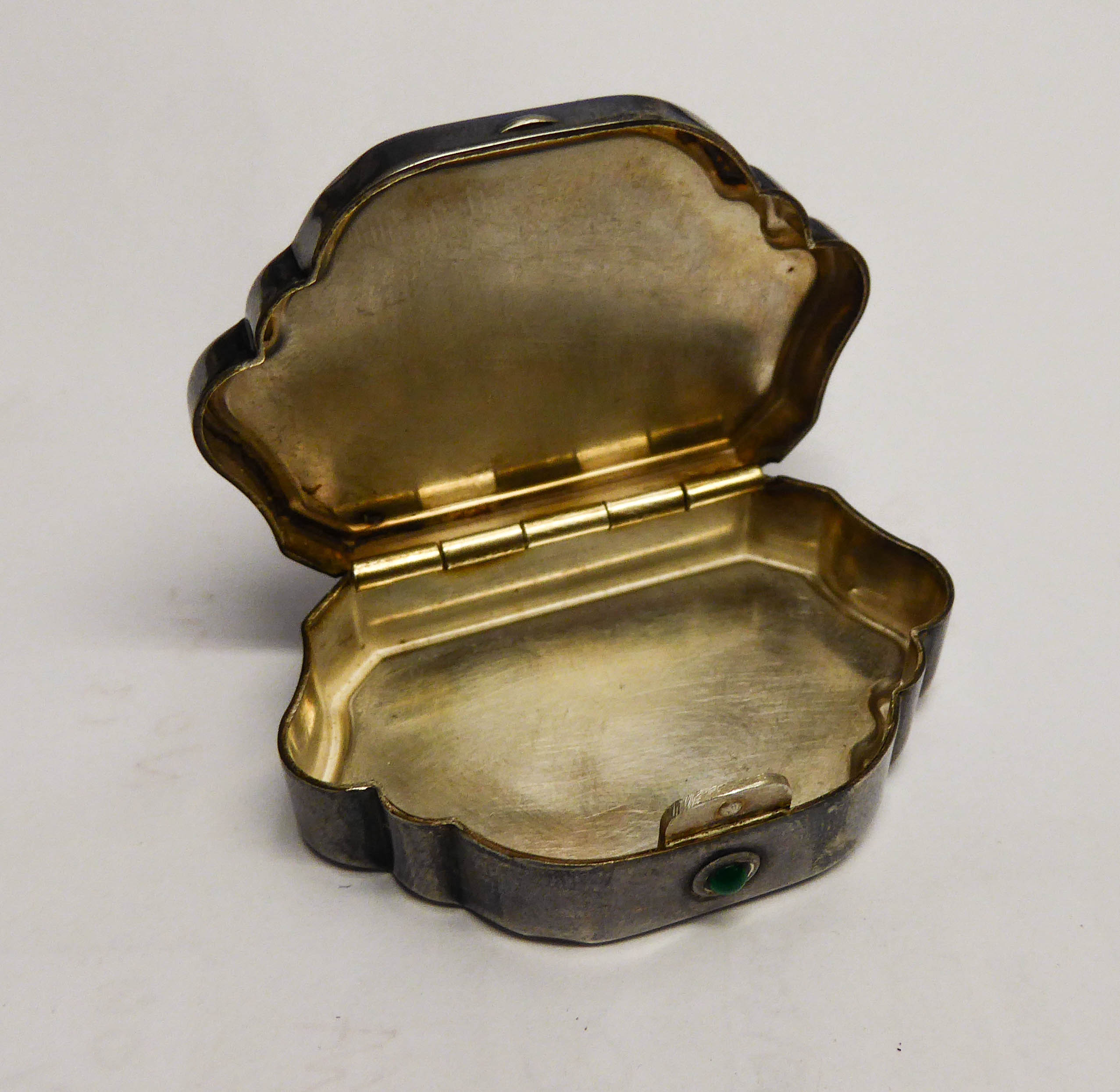 CONTINENTAL SILVER COLOURED METAL SNUFF BOX, cartouche shaped, the hinged lid cast with a l - Image 3 of 3