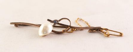 9ct GOLD SCROLLED OPEN WORK BAR BROOCH, the foliate terminal set with a baroque pearl, with safety