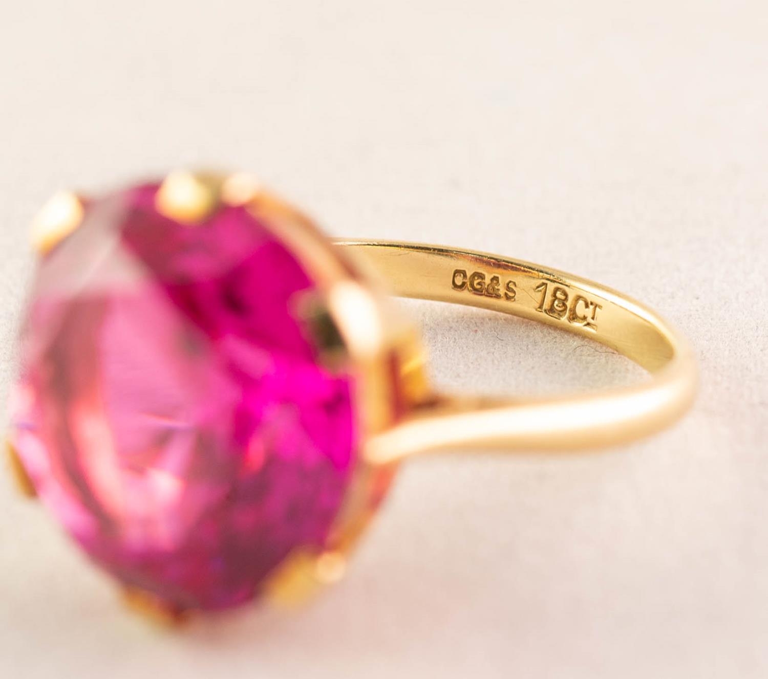 18ct GOLD DRESS RING SET WITH AN ATTRACTING AND LIVELY LARGE CIRCULAR PINK ZIRCON, 15mm diameter, - Image 3 of 4