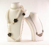VERY LONG CONTINUOUS SINGLE STRAND NECKLACE OF UNIFORM IMITATION PEARLS, with four large black