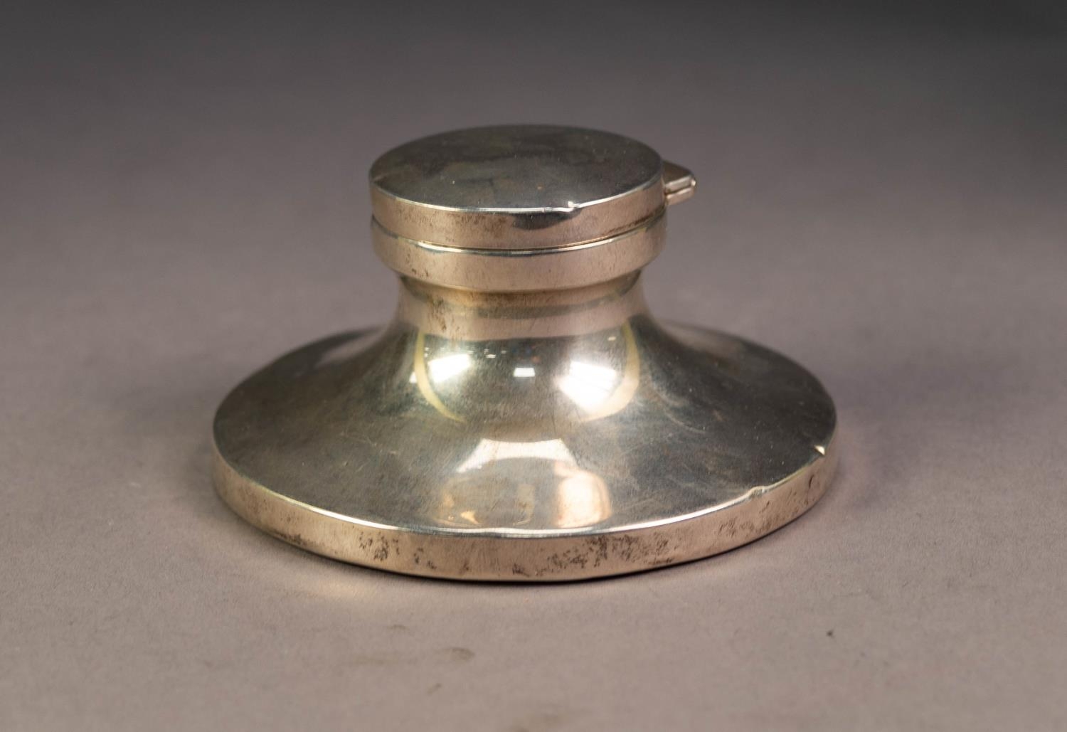 GEORGE V WEIGHTED SILVER CAPSTAN INKWELL, of typical form with hinged cover and liner, 3 ½? (9cm)
