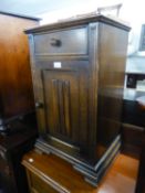 AN OAK BEDSIDE CUPBOARD, WITH A DRAWER OVER A LINEN FOLD CARVED DOOR AND AN OAK OBLONG TWO TIER LAMP