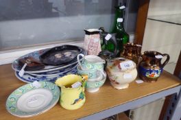 A SMALL SELECTION OF CERAMICS TO INCLUDE; A SMALL BURLEIGH WARE JUG, A MODERN BRONZE MODEL OF 2