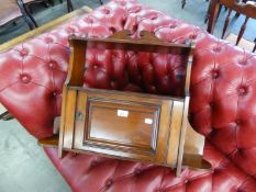 AN EARLY 20TH CENTURY MAHOGANY SMALL MURAL CUPBOARD WITH SHELF ABOVE AND SMALL FLANKING SHELVES