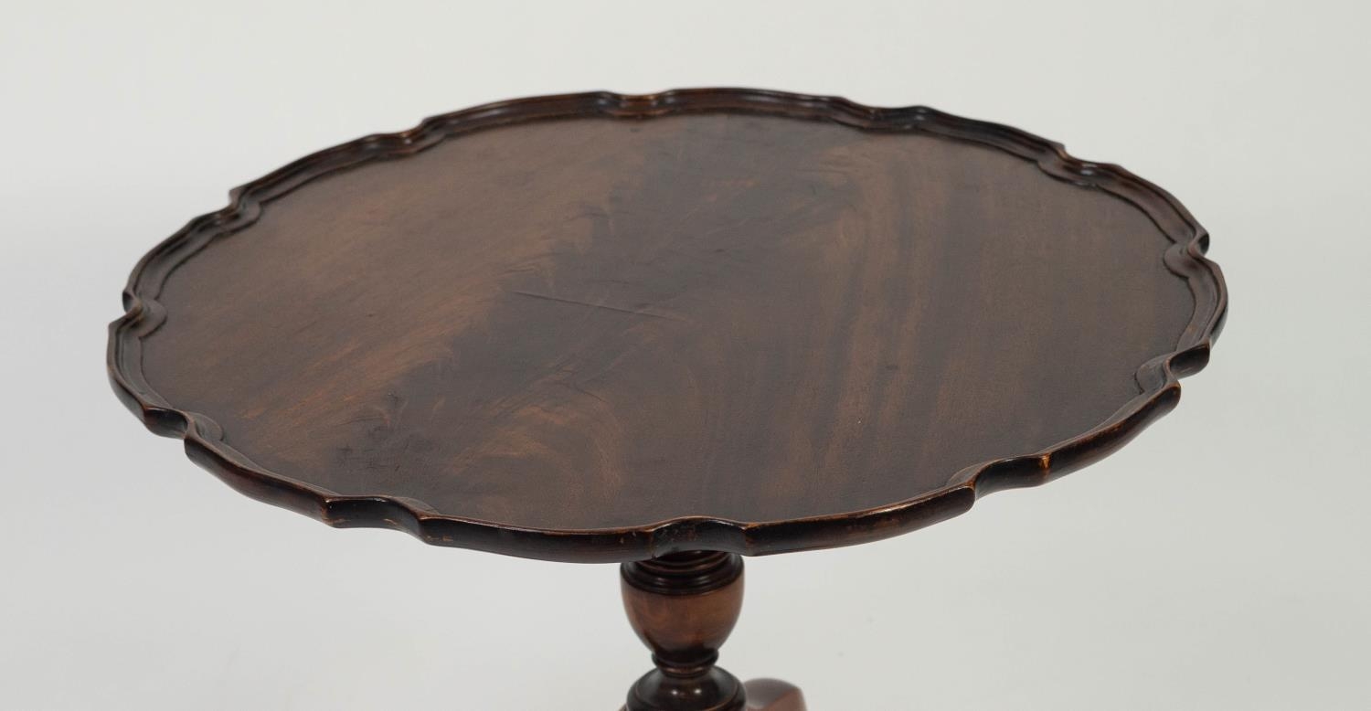 MODERN GEORGIAN STYLE FIGURE MAHOGANY SNAP TOP LOW OCCASIONAL TABLE, the flame cut top with - Image 3 of 3
