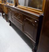 AN EARLY TWENTIETH CENTURY MAHOGANY SIDEBOARD OF GEORGIAN REVIVALIST DESIGN WITH LOW RAISED BACK