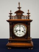 UHRENFABRIK TEUTONIA, EARLY TWENTIETH CENTURY GERMAN WALNUT MANTLE CLOCK, the 5? enamelled Roman