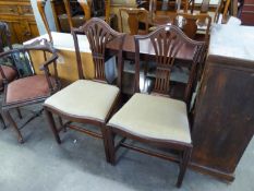 A PAIR OF MAHOGANY HEPPLEWHITE STYLE SINGLE CHAIRS, WITH PIERCED SPLAT BACKS