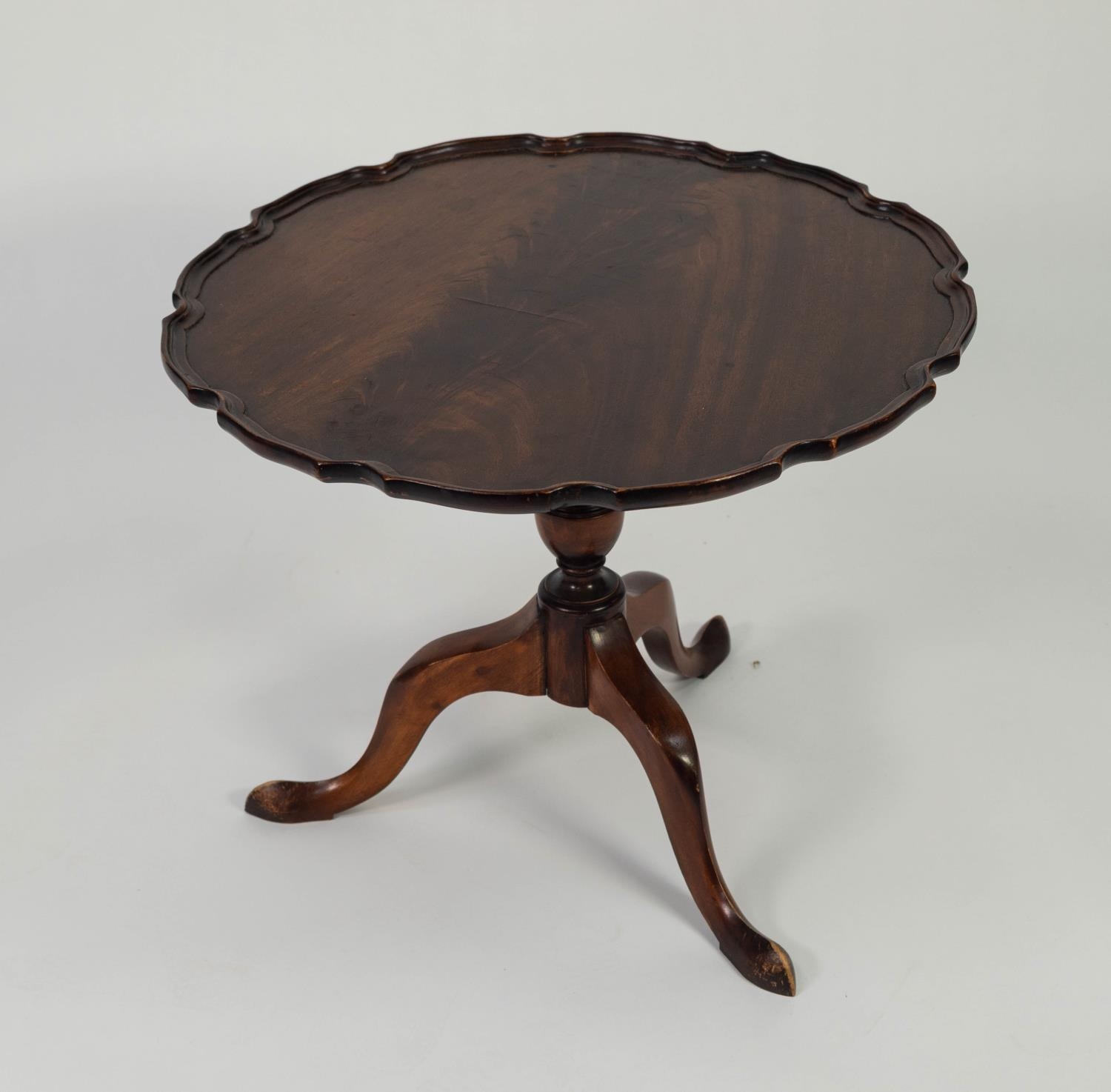 MODERN GEORGIAN STYLE FIGURE MAHOGANY SNAP TOP LOW OCCASIONAL TABLE, the flame cut top with