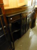 A LATE VICTORIAN MAHOGANY SIDE CABINET WITH SHALLOW MACHINE-CARVED AND PIERCED ORNAMENTATION, WITH