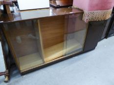 A MAHOGANY SMALL BOOKCASE, WITH GLASS SLIDING DOORS AND END CUPBOARD