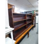 A LOW, LONG MAHOGANY OPEN BOOKCASE HAVING SIX SECTIONS (L 220cm x H 110cm x D 14cm)